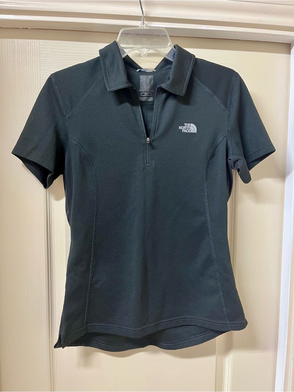 North Face Women's Black Short-Sleeve Quarter-Zip Golf Top